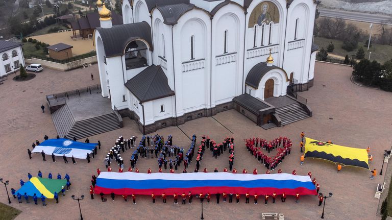 Участники акции, посвященной Дню воссоединения Крыма с Россией, на площади у Собора Андрея Первозданного в Геленджике Участники акции, посвященной Дню воссоединения Крыма с Россией, на площади у Собора Андрея Первозданного в Геленджике