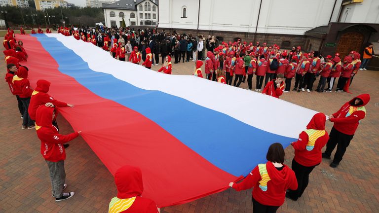 Участники акции, посвященной Дню воссоединения Крыма с Россией, на площади у Собора Андрея Первозданного в Геленджике Участники акции, посвященной Дню воссоединения Крыма с Россией, на площади у Собора Андрея Первозданного в Геленджике