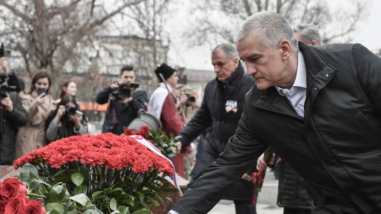 Глава Крыма Сергей Аксенов возлагает цветы к памятнику Народному ополчению всех времён в Симферополе Глава Крыма Сергей Аксенов возлагает цветы к памятнику Народному ополчению всех времён в Симферополе
