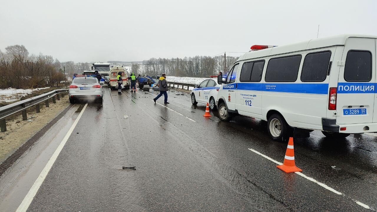 На месте ДТП с участием трех легковых автомобилей на 132-м километре трассы Р-22 в городском округе Кашира На месте ДТП с участием трех легковых автомобилей на 132-м километре трассы Р-22 в городском округе Кашира - РИА Новости, 1920, 16.03.2023