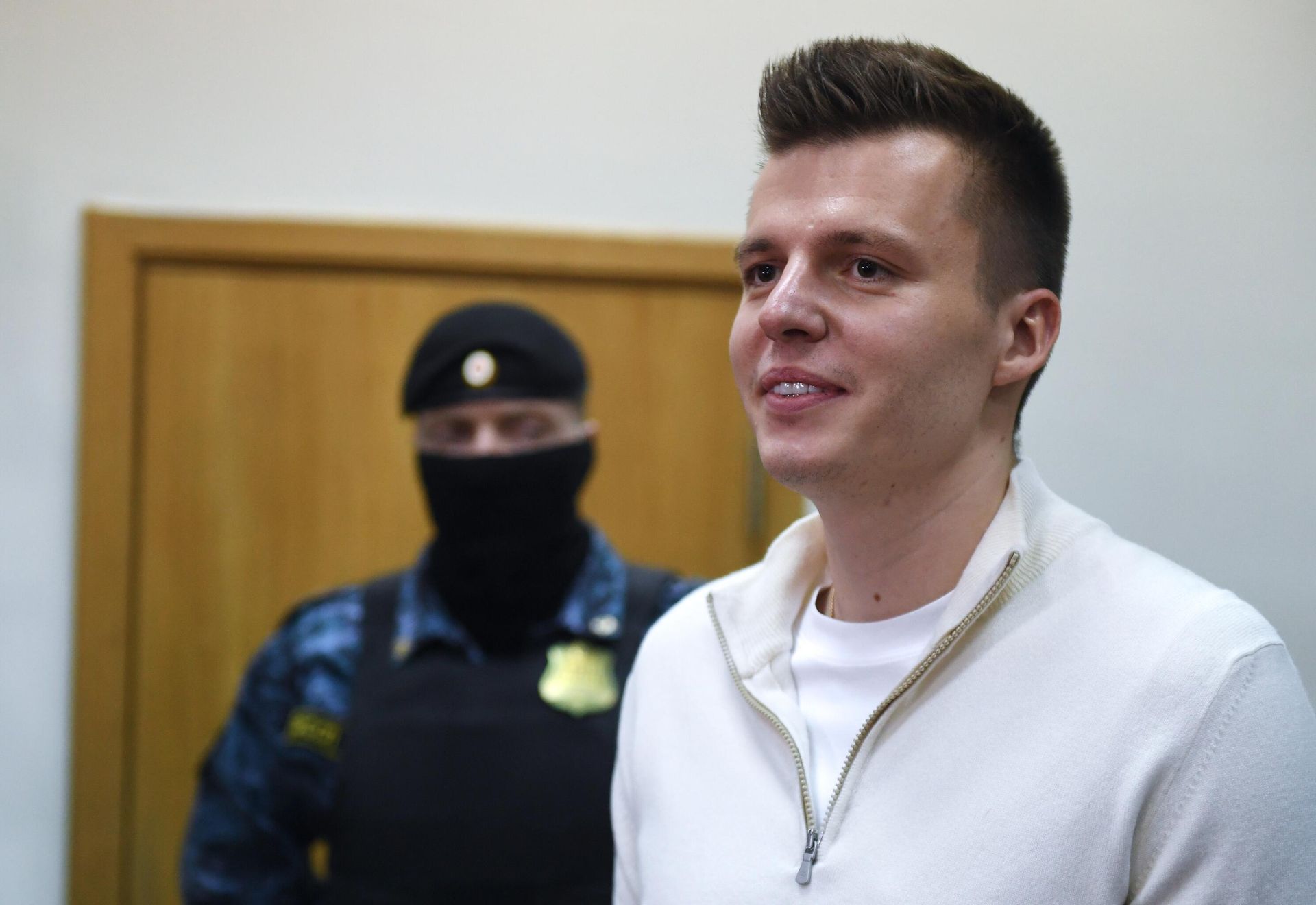 Супруг блогера Валерии Чекалиной, известной как Лерчек (Lerchek), Артем Чекалин в зале заседаний Савеловского суда Москвы, где им изберут меру пресечения по делу об отмывании денег Супруг блогера Валерии Чекалиной, известной как Лерчек (Lerchek), Артем Чекалин в зале заседаний Савеловского суда Москвы, где им изберут меру пресечения по делу об отмывании денег - РИА Новости, 1920, 16.03.2026