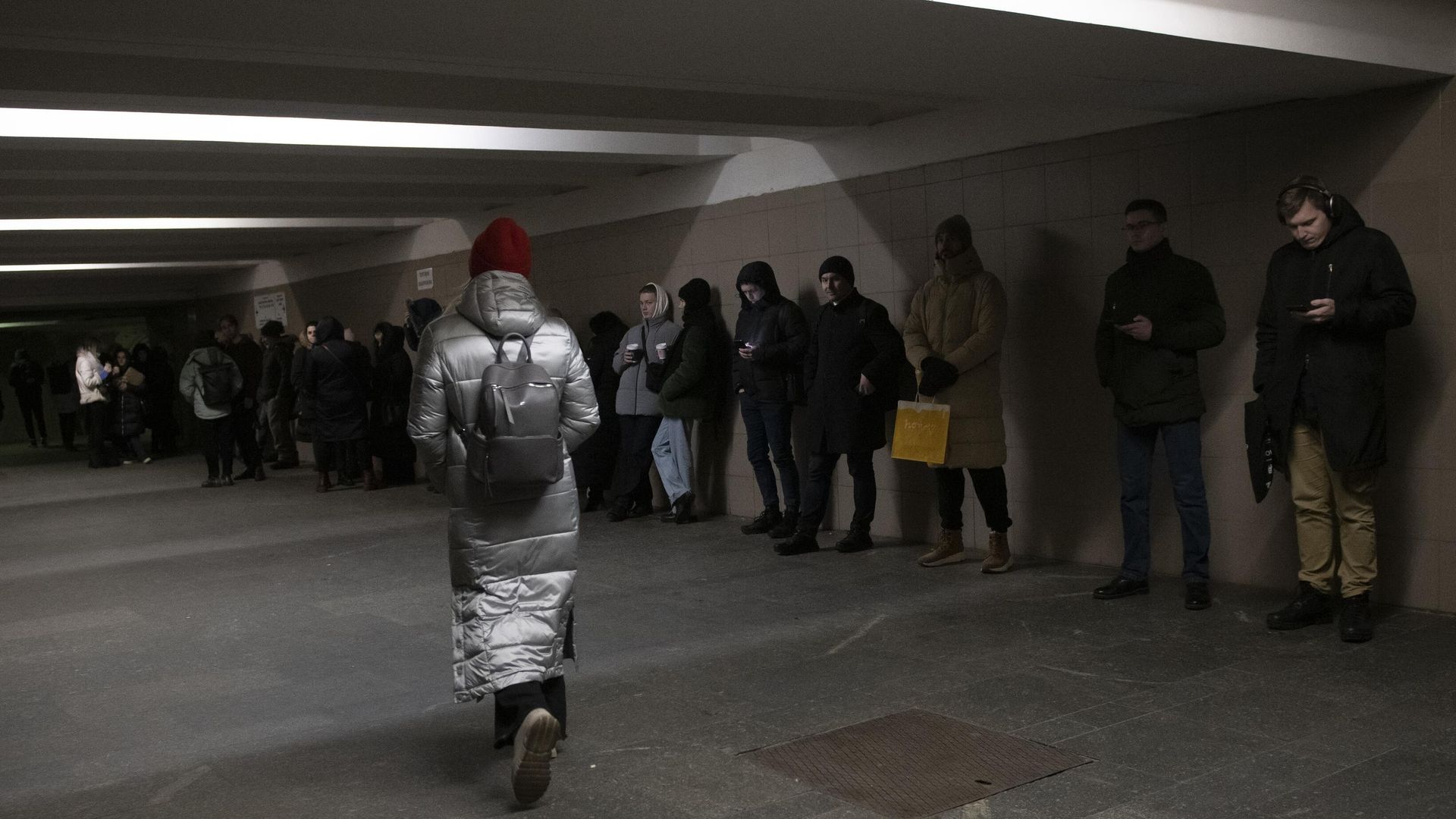 Люди на станции метро в Киеве, Украина Люди на станции метро в Киеве, Украина - РИА Новости, 1920, 05.10.2025
