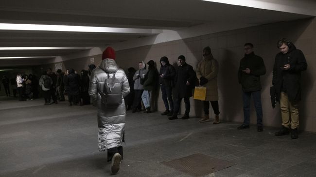 Люди на станции метро в Киеве во время воздушной тревоги