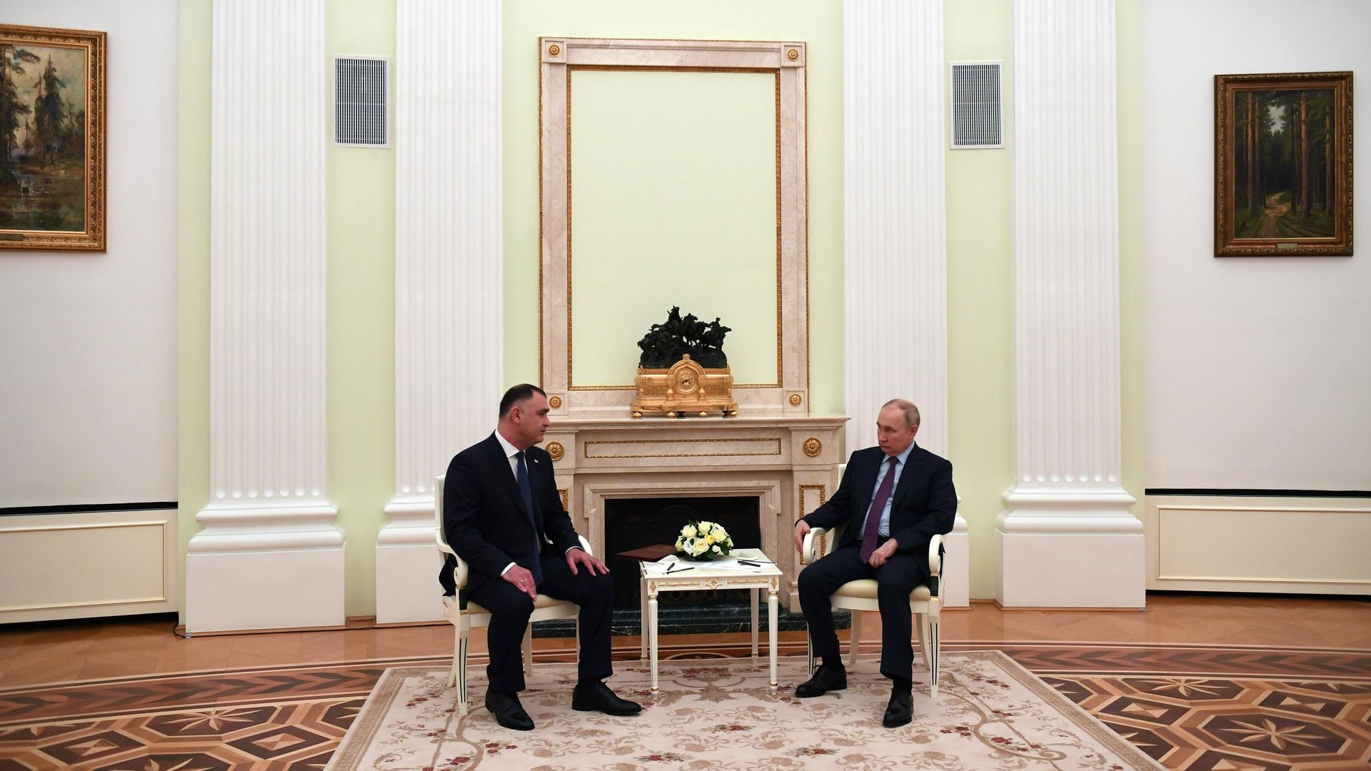 Президент России Владимир Путин и президент Республики Южная Осетия Алан Гаглоев во время встречи Президент России Владимир Путин и президент Республики Южная Осетия Алан Гаглоев во время встречи - РИА Новости, 1920, 16.03.2023