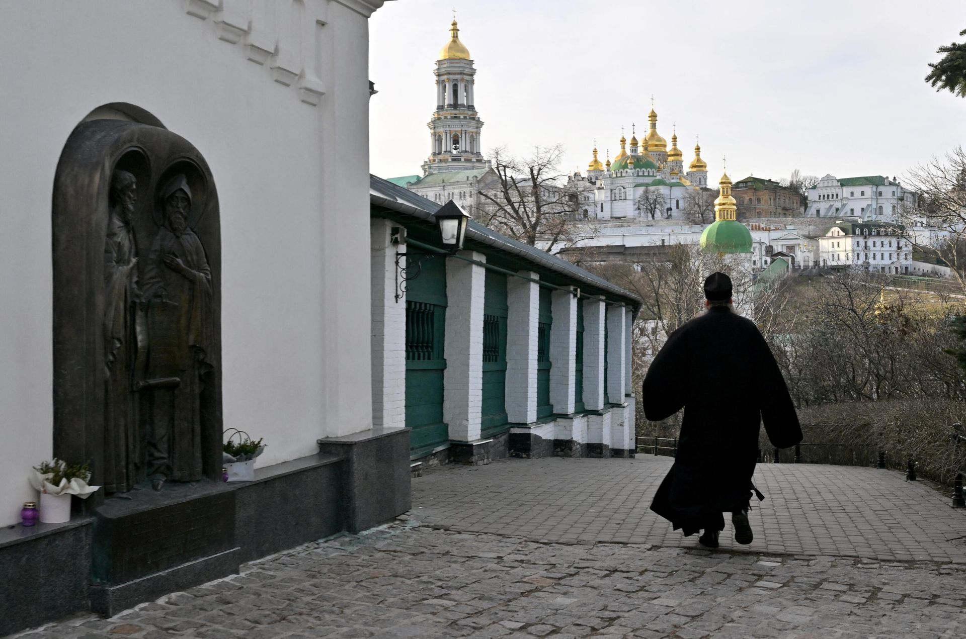 Православный священник идет по территории Киево-Печерской Лавры Православный священник идет по территории Киево-Печерской Лавры - РИА Новости, 1920, 17.03.2023