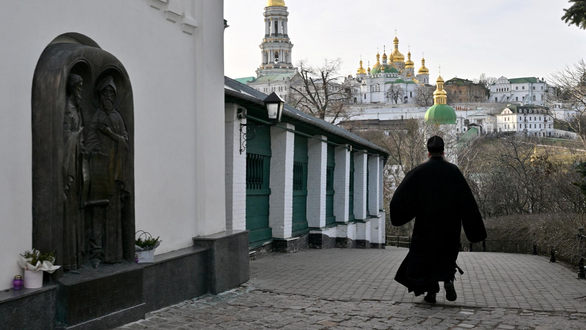 Православный священник идет по территории Киево-Печерской лавры Православный священник идет по территории Киево-Печерской лавры - РИА Новости, 1920, 31.03.2023