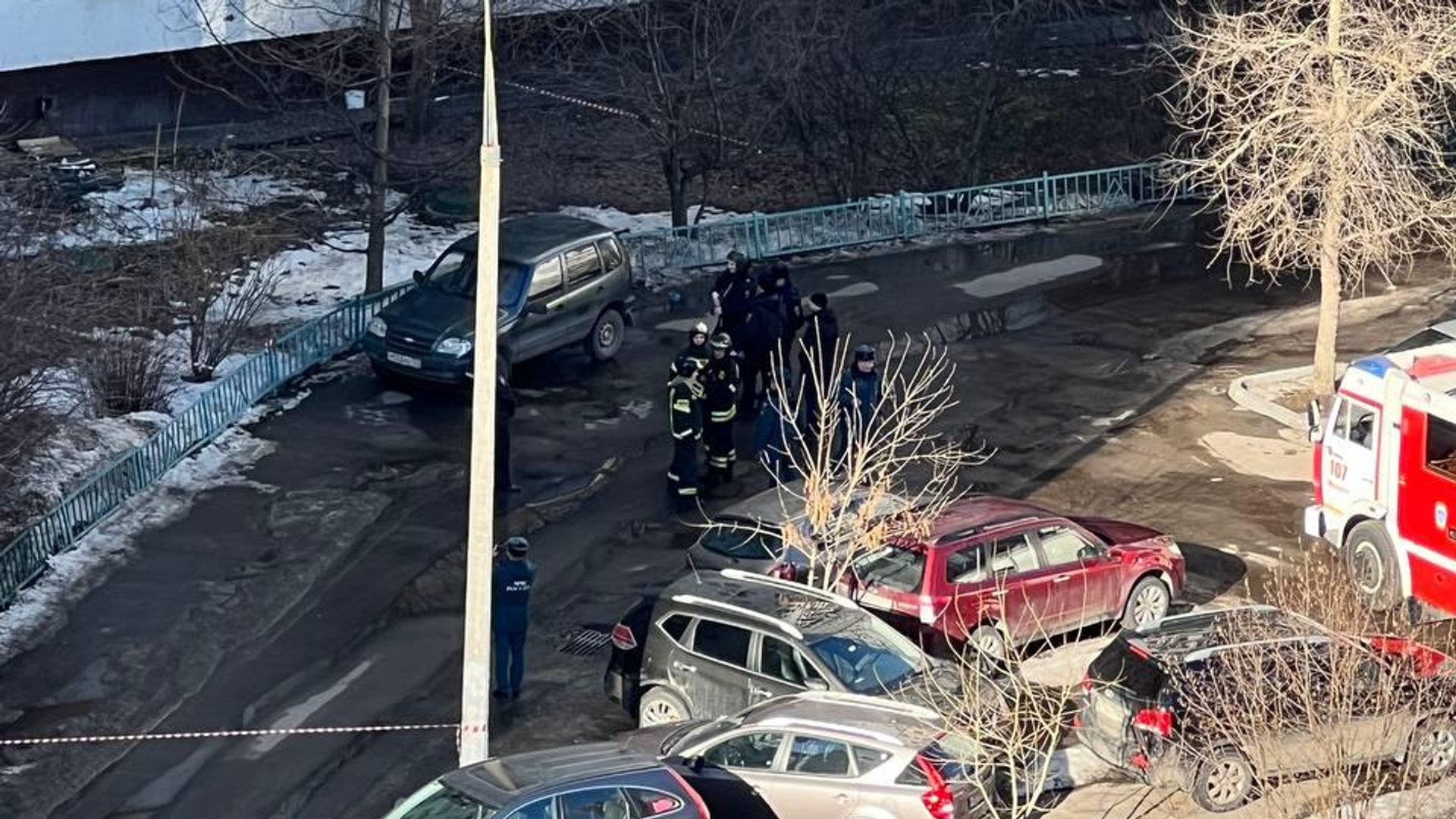 Сотрудники экстренных служб на месте обнаружения предмета, на боевую гранату Ф-1 Сотрудники экстренных служб на месте обнаружения предмета, на боевую гранату Ф-1 - РИА Новости, 1920, 17.03.2023