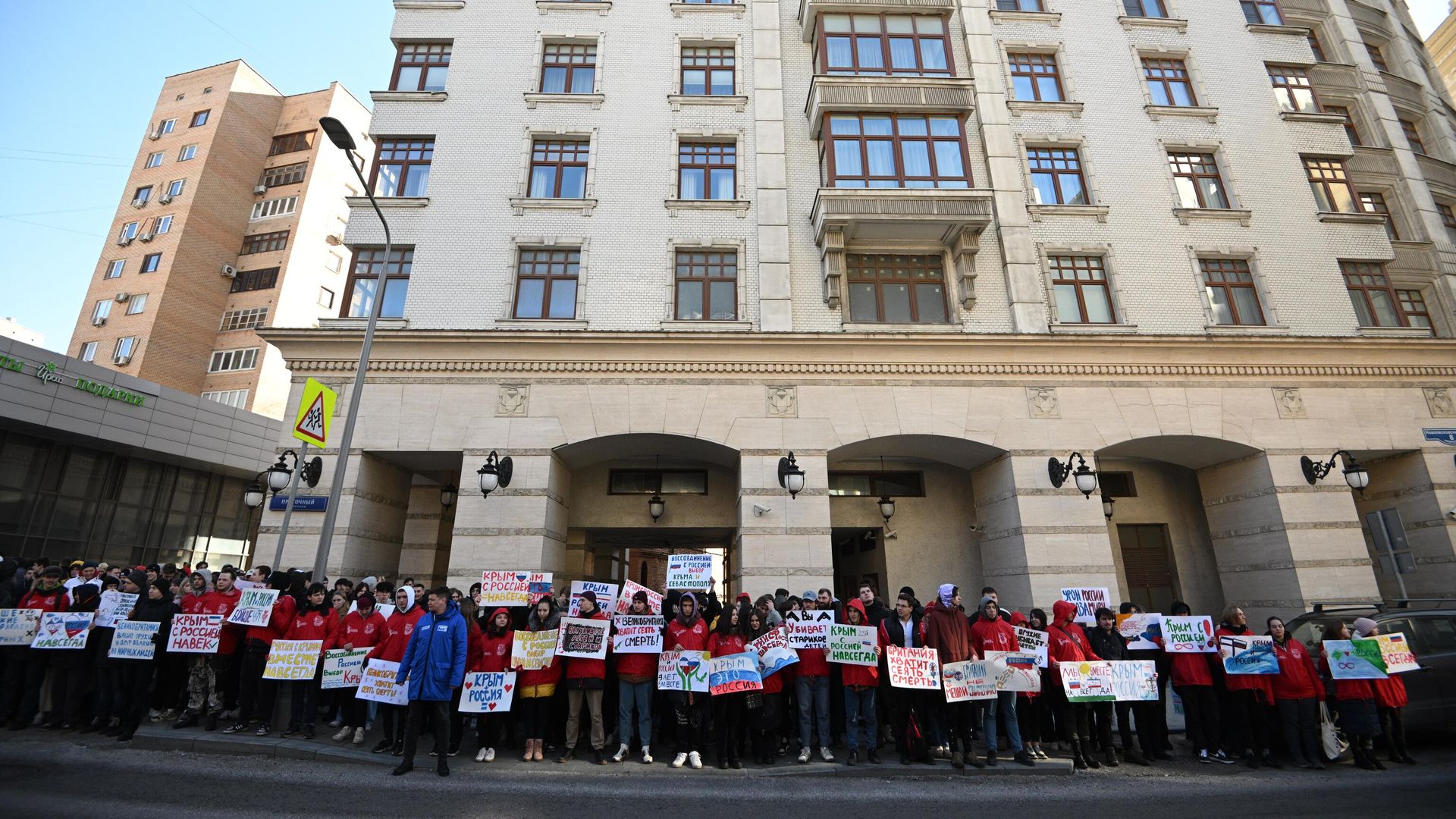 Участники акции Крым с Россией навсегда стоят с плакатами у посольства Великобритании в Москве Участники акции Крым с Россией навсегда стоят с плакатами у посольства Великобритании в Москве - РИА Новости, 1920, 18.03.2023