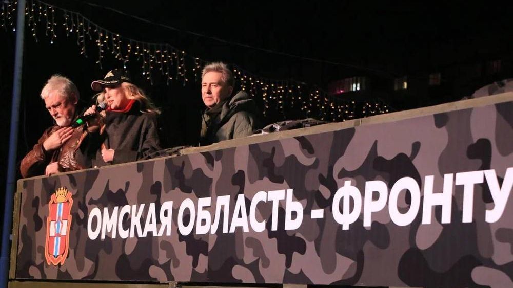 В Омске певица Вика Цыганова торжественно отправила колонну автомобильной техники и фуры с гуманитарной помощью в зону СВО В Омске певица Вика Цыганова торжественно отправила колонну автомобильной техники и фуры с гуманитарной помощью в зону СВО - РИА Новости, 1920, 19.03.2023