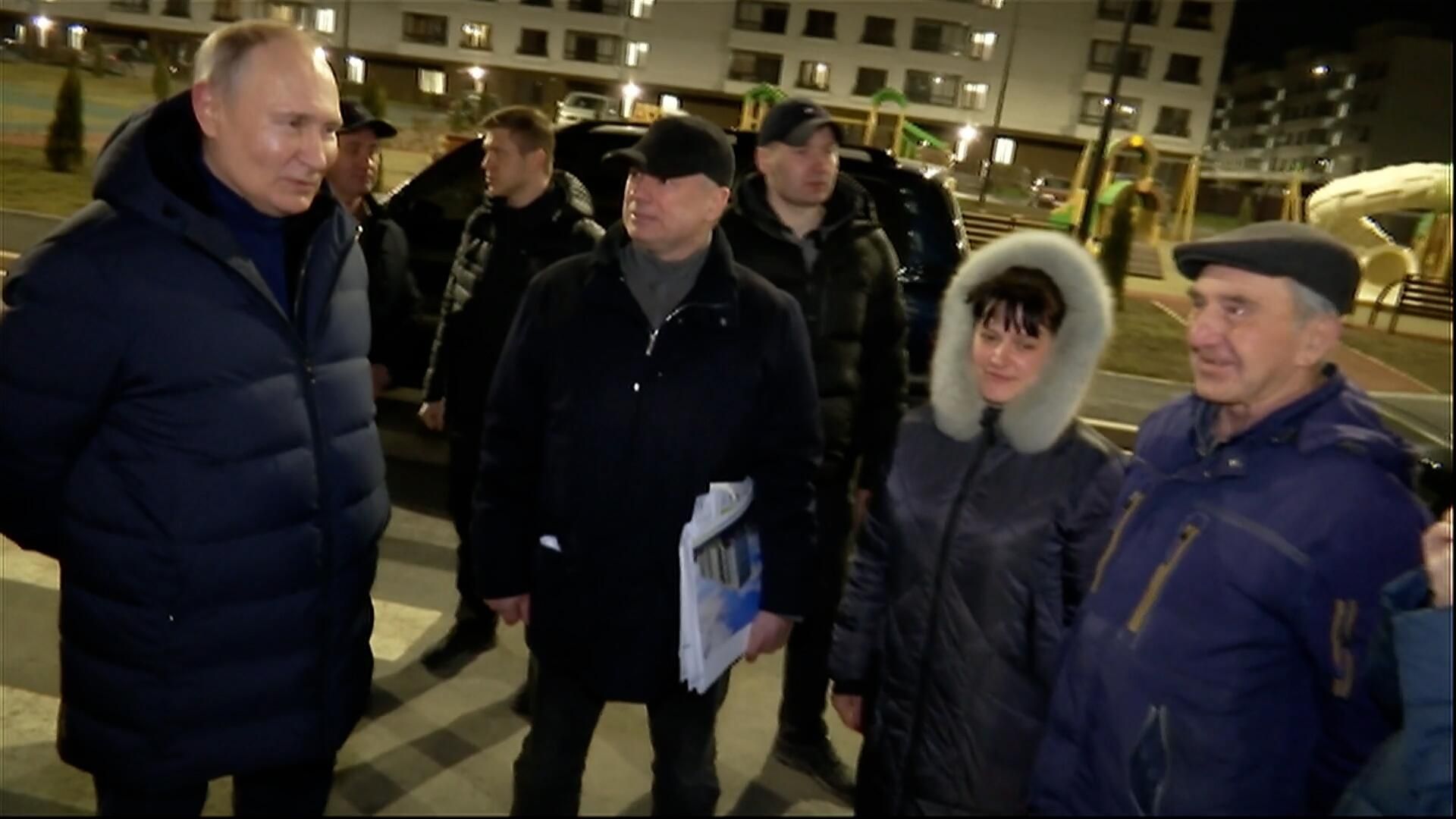 Путин пообщался с жителями Мариуполя Путин пообщался с жителями Мариуполя - РИА Новости, 1920, 19.03.2023