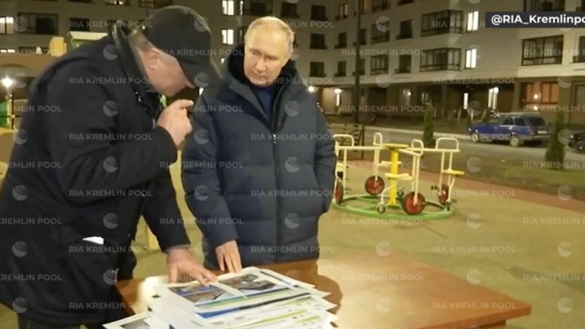 Марат Хуснуллин и Владимир Путин на детской площадке в Мариуполе - РИА Новости, 1920, 24.03.2023