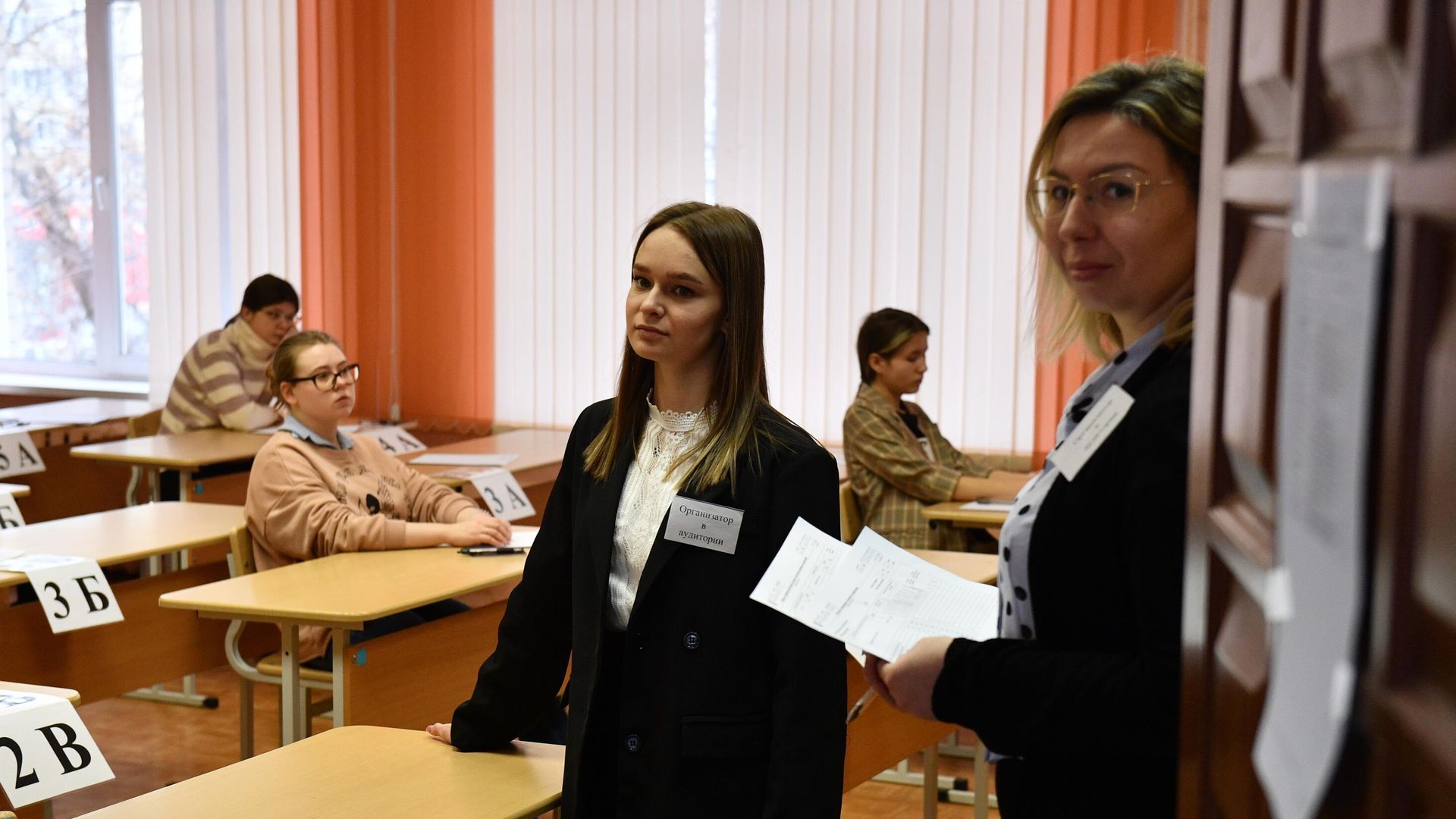 Организатор и ученики перед началом сдачи досрочного единого государственного экзамена по литературе Организатор и ученики перед началом сдачи досрочного единого государственного экзамена по литературе - РИА Новости, 1920, 29.05.2024