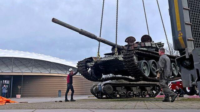 Установка российского танка перед Музеем свободы в голландском Грусбеке. 17 марта 2023 Установка российского танка перед Музеем свободы в голландском Грусбеке. 17 марта 2023 - РИА Новости, 1920, 20.03.2023