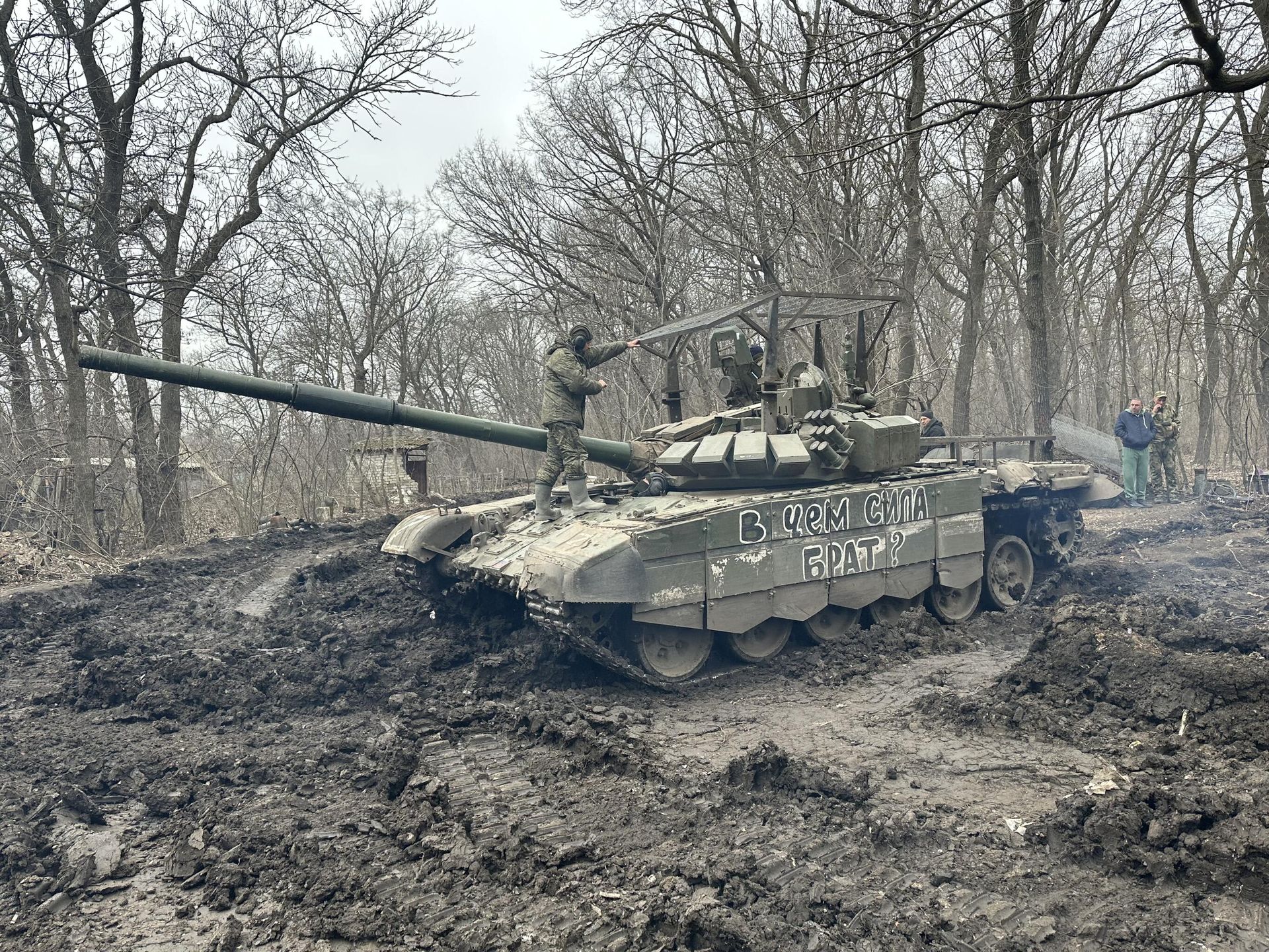 Танк Т-72Б3М возвращается с боевой задачи Танк Т-72Б3М возвращается с боевой задачи
