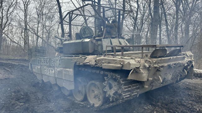 Танк Т-72Б3М уходит на боевую задачу Танк Т-72Б3М уходит на боевую задачу