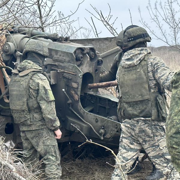 Экипаж готовит орудие к стрельбе Экипаж готовит орудие к стрельбе