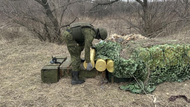 Заряжающий готовит снаряд Заряжающий готовит снаряд