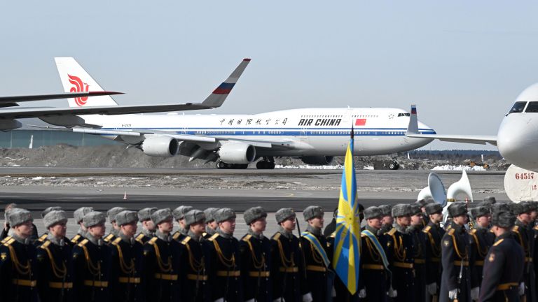 Военнослужащие роты почетного караула на церемонии встречи председателя КНР Си Цзиньпина, прибывшего в Москву с государственным визитом, в аэропорту Внуково-2 Военнослужащие роты почетного караула на церемонии встречи председателя КНР Си Цзиньпина, прибывшего в Москву с государственным визитом, в аэропорту Внуково-2