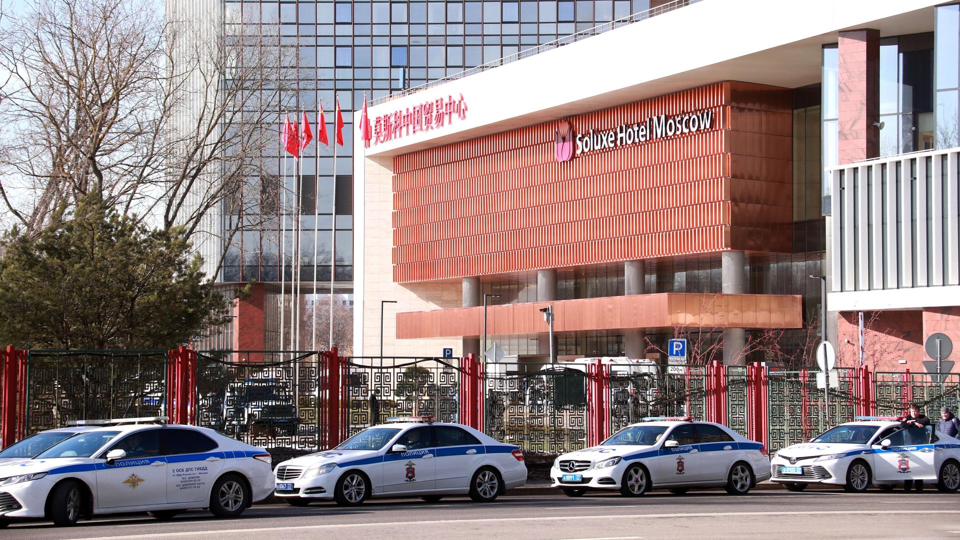Полицейские машины у гостиницы Soluxe Hotel Moscow в Москве. Полицейские машины у гостиницы Soluxe Hotel Moscow в Москве. - РИА Новости, 1920, 20.03.2023