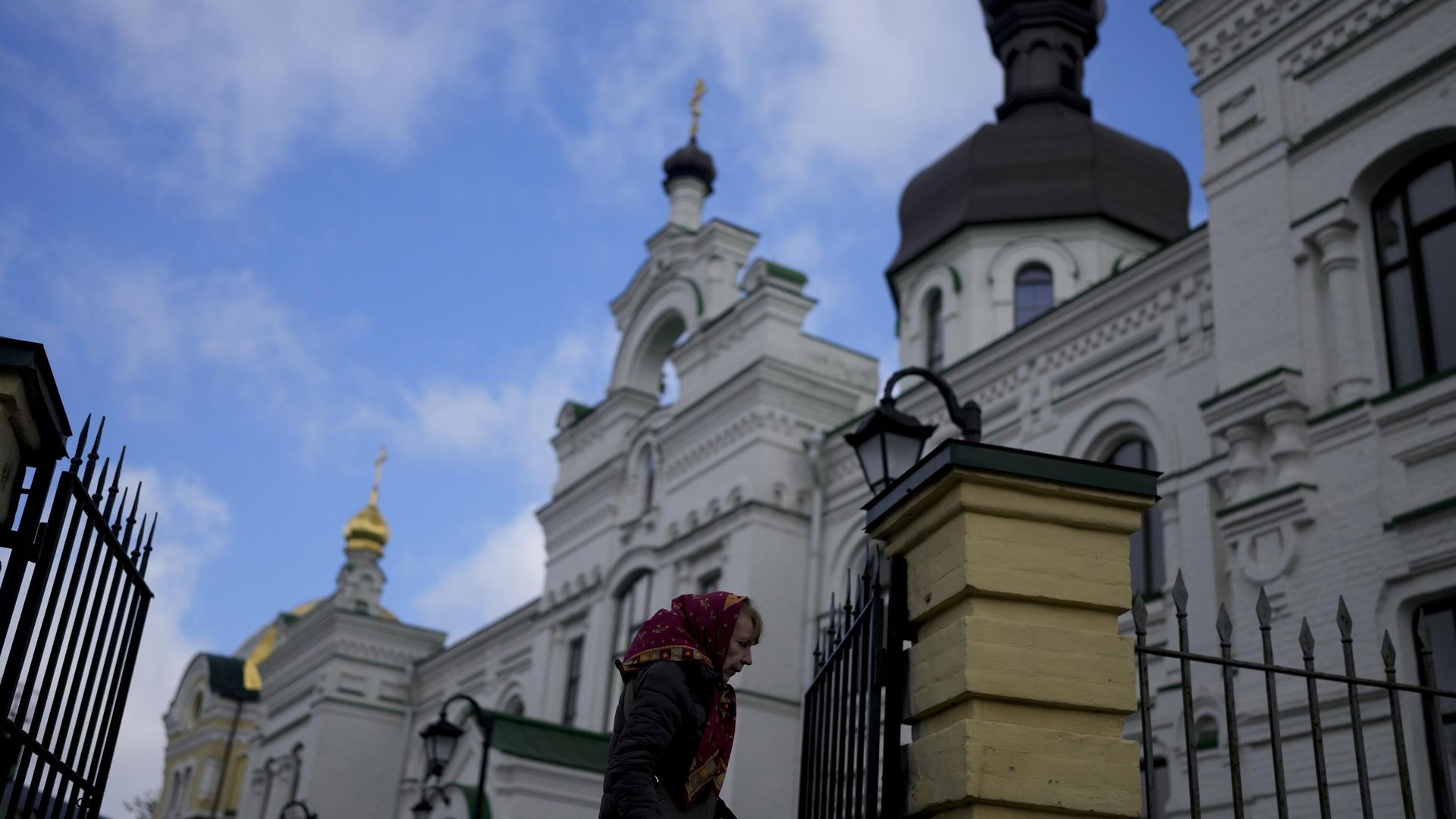 Женщина проходит мимо Киево-Печерской лавры в Киеве Женщина проходит мимо Киево-Печерской лавры в Киеве - РИА Новости, 1920, 21.08.2024