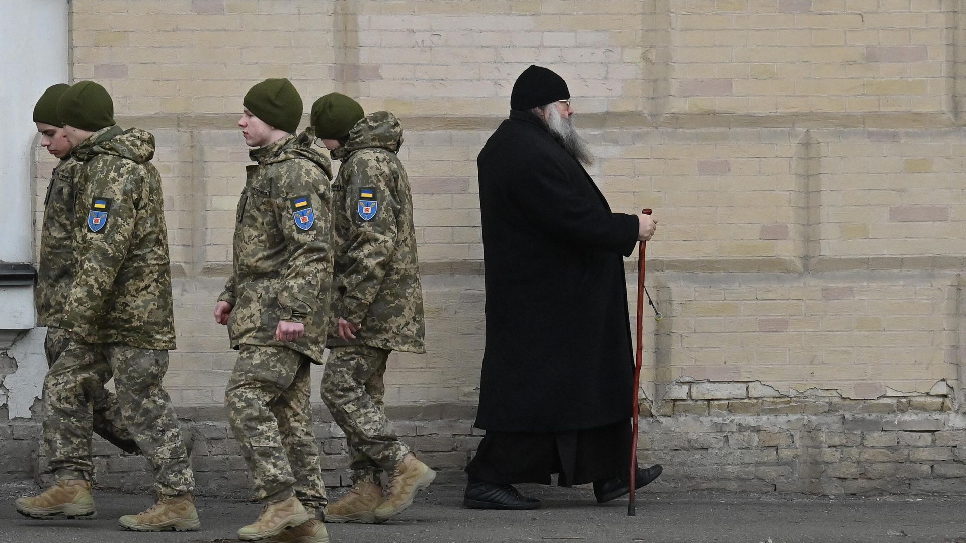 Украинские военнослужащие проходят мимо монаха в Киево-Печерской лавре, 14 марта 2023 года Украинские военнослужащие проходят мимо монаха в Киево-Печерской лавре, 14 марта 2023 года - РИА Новости, 1920, 21.03.2023