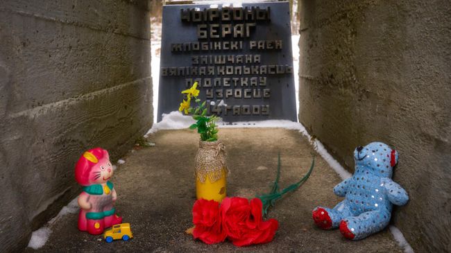Мемориальная плита Стены памяти с названием концентрационных лагерей и мест массового уничтожения людей на территории Белоруссии на мемориальном архитектурно-скульптурном комплексе Хатынь Мемориальная плита Стены памяти с названием концентрационных лагерей и мест массового уничтожения людей на территории Белоруссии на мемориальном архитектурно-скульптурном комплексе Хатынь