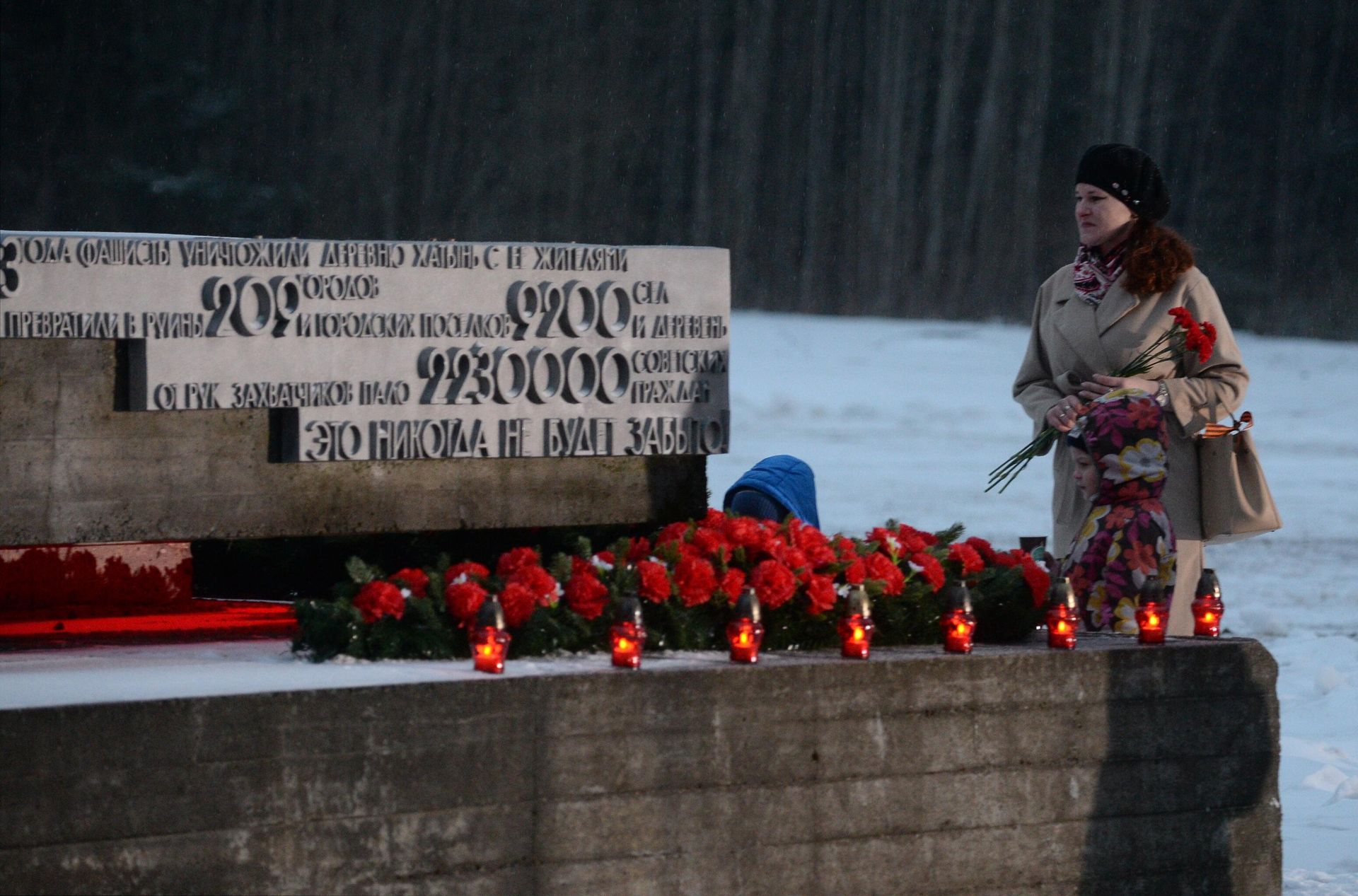 Женщина с детьми во время митинга-реквиема в мемориальном комплексе Хатынь Женщина с детьми во время митинга-реквиема в мемориальном комплексе Хатынь
