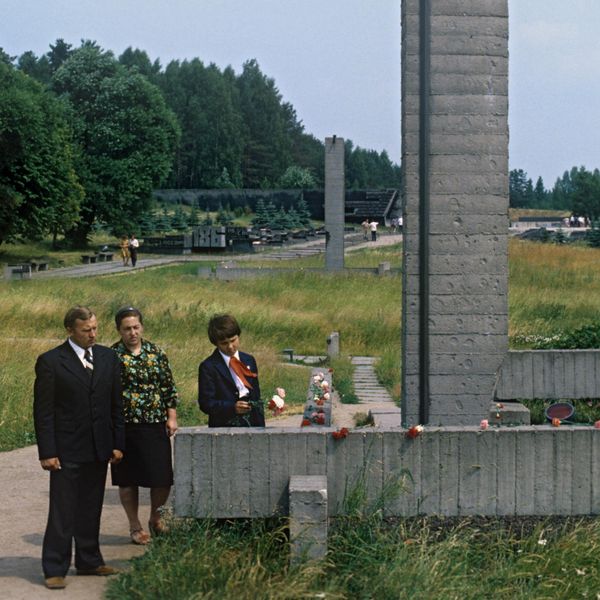 Мемориальный комплекс Хатынь, 1979 год, нижние венцы срубов домов и трубы-стелы с колоколами с бронзовыми табличками с именами тех, кто здесь родился и жил Мемориальный комплекс Хатынь, 1979 год, нижние венцы срубов домов и трубы-стелы с колоколами с бронзовыми табличками с именами тех, кто здесь родился и жил