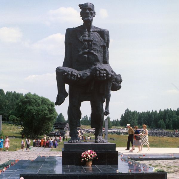 Мемориальный комплекс Хатынь, 1979 год, прообразом для создания которого стал Иосиф Каминский – единственный человек, которому удалось выйти из расстрелянной и сожженной Хатыни, на его глазах фашисты убили сына Мемориальный комплекс Хатынь, 1979 год, прообразом для создания которого стал Иосиф Каминский – единственный человек, которому удалось выйти из расстрелянной и сожженной Хатыни, на его глазах фашисты убили сына