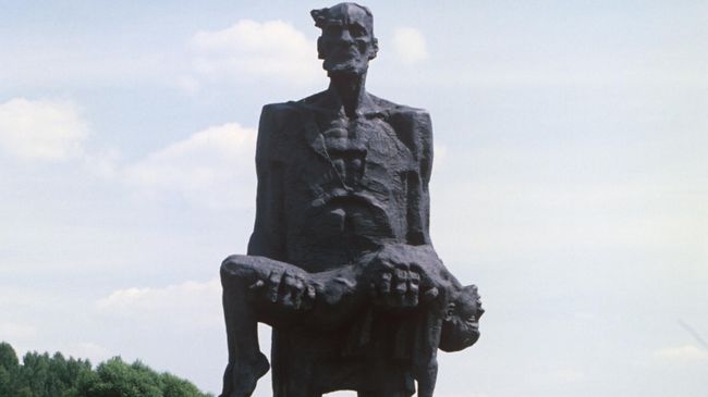 Мемориальный комплекс Хатынь, 1979 год, прообразом для создания которого стал Иосиф Каминский – единственный человек, которому удалось выйти из расстрелянной и сожженной Хатыни, на его глазах фашисты убили сына