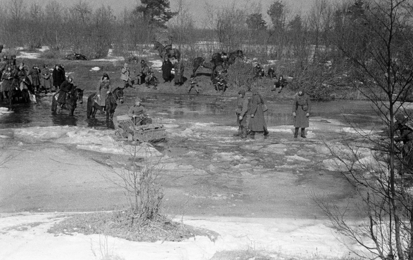 Великая Отечественная война 1941-1945 гг. Бойцы белорусского партизанского отряда выдвигаются на новую позицию Великая Отечественная война 1941-1945 гг. Бойцы белорусского партизанского отряда выдвигаются на новую позицию