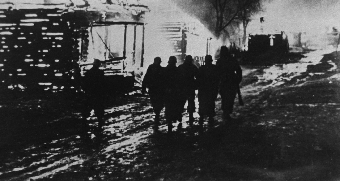 Великая Отечественная война 1941-1945 годов. Немецкие оккупанты оставляют сожженный белорусский город Великая Отечественная война 1941-1945 годов. Немецкие оккупанты оставляют сожженный белорусский город