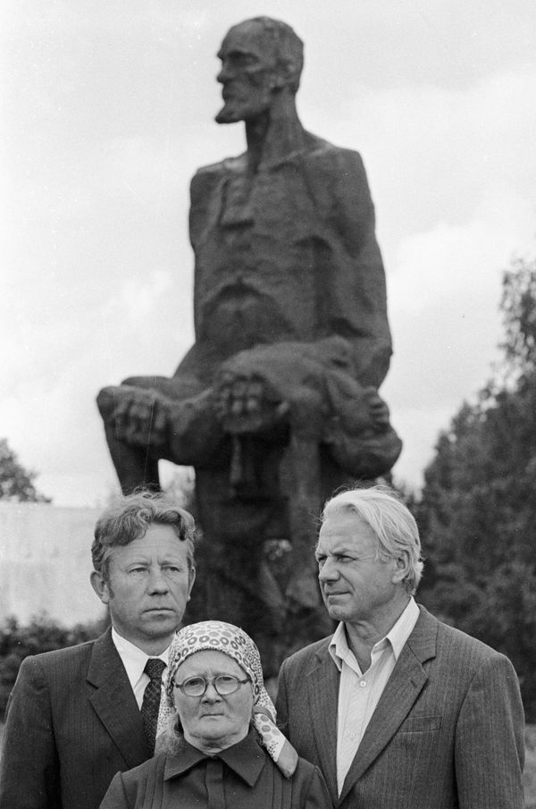 Виктор Желобкович, Софья Климович и Владимир Яскевич - жители деревни Хатынь, чудом избежавшие зверской расправы в годы Великой Отечественной войны, у памятника замученным фашистами жителям Хатыни Виктор Желобкович, Софья Климович и Владимир Яскевич - жители деревни Хатынь, чудом избежавшие зверской расправы в годы Великой Отечественной войны, у памятника замученным фашистами жителям Хатыни
