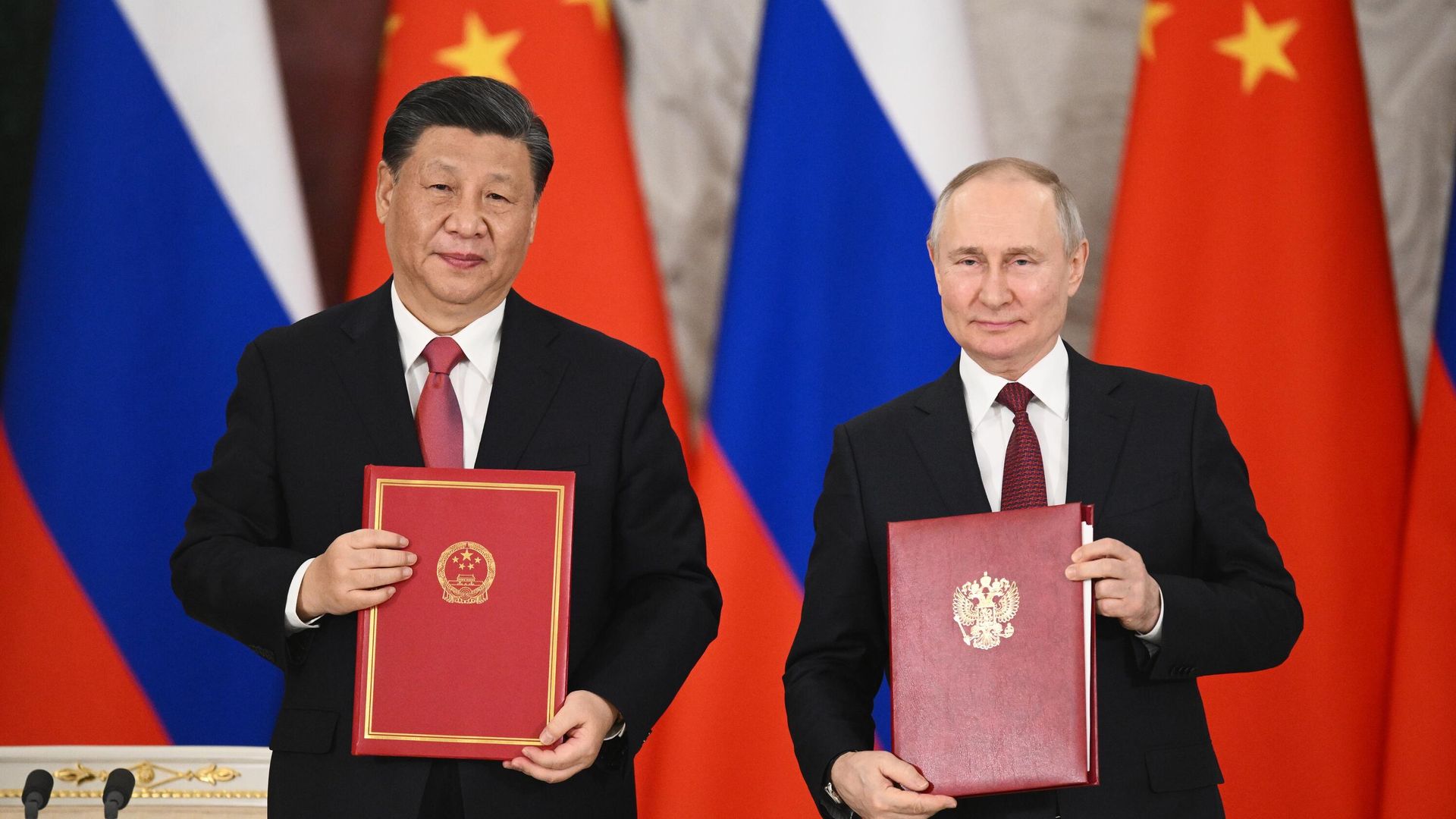 Президент России Владимир Путин и председатель КНР Си Цзиньпин на церемонии подписания совместных документов об углублении отношений и направлениях сотрудничества до 2030 года Президент России Владимир Путин и председатель КНР Си Цзиньпин на церемонии подписания совместных документов об углублении отношений и направлениях сотрудничества до 2030 года - РИА Новости, 1920, 21.03.2023