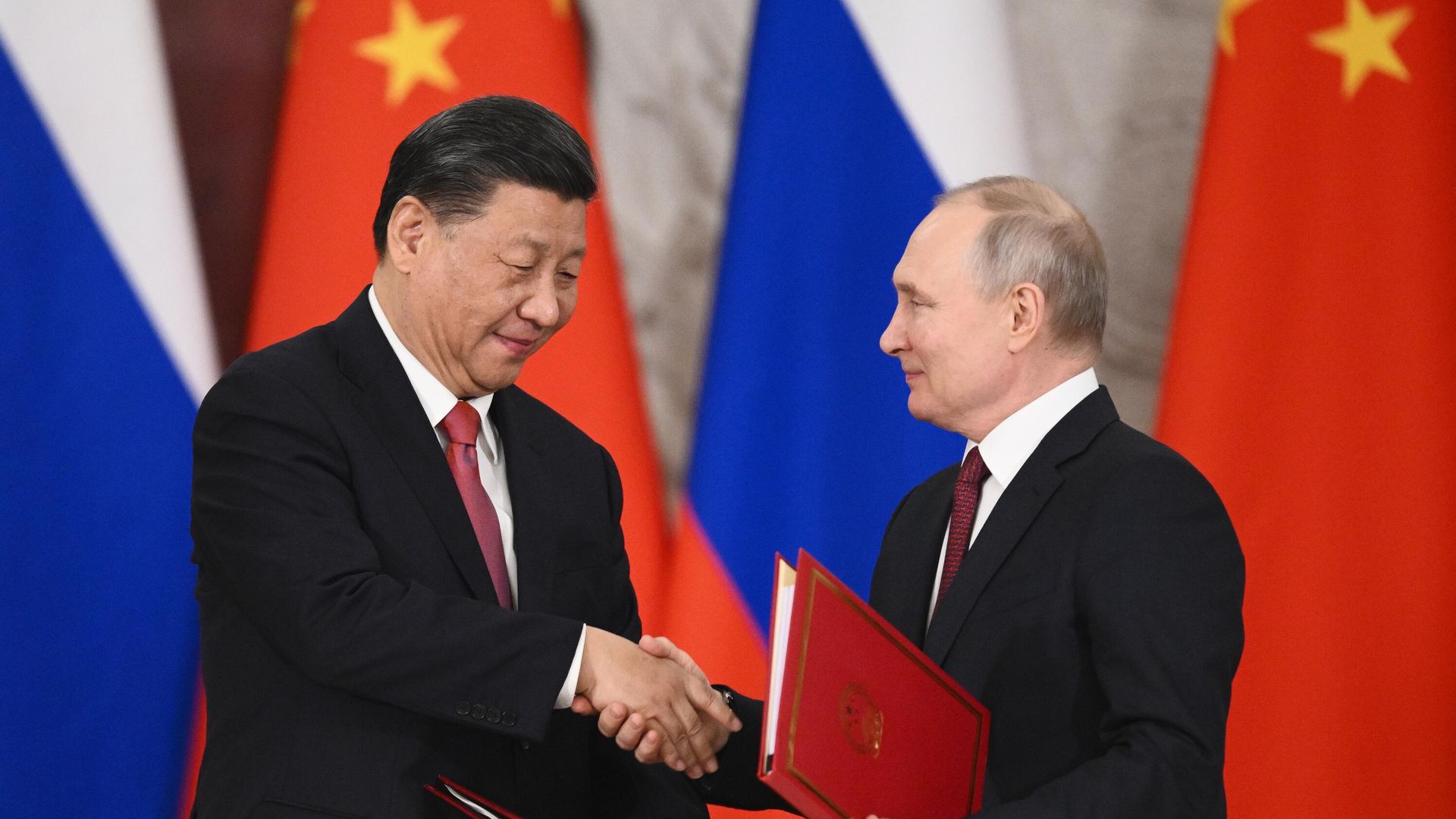 Президент России Владимир Путин и председатель КНР Си Цзиньпин на церемонии подписания совместных документов об углублении отношений и направлениях сотрудничества до 2030 года Президент России Владимир Путин и председатель КНР Си Цзиньпин на церемонии подписания совместных документов об углублении отношений и направлениях сотрудничества до 2030 года - РИА Новости, 1920, 30.03.2023