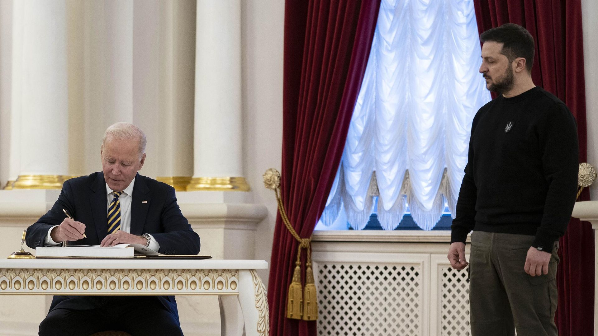Президент Украины Владимир Зеленский наблюдает за тем, как президент Джо Байден подписывает гостевую книгу в Мариинском дворце во время визита в Киев Президент Украины Владимир Зеленский наблюдает за тем, как президент Джо Байден подписывает гостевую книгу в Мариинском дворце во время визита в Киев - РИА Новости, 1920, 16.08.2023
