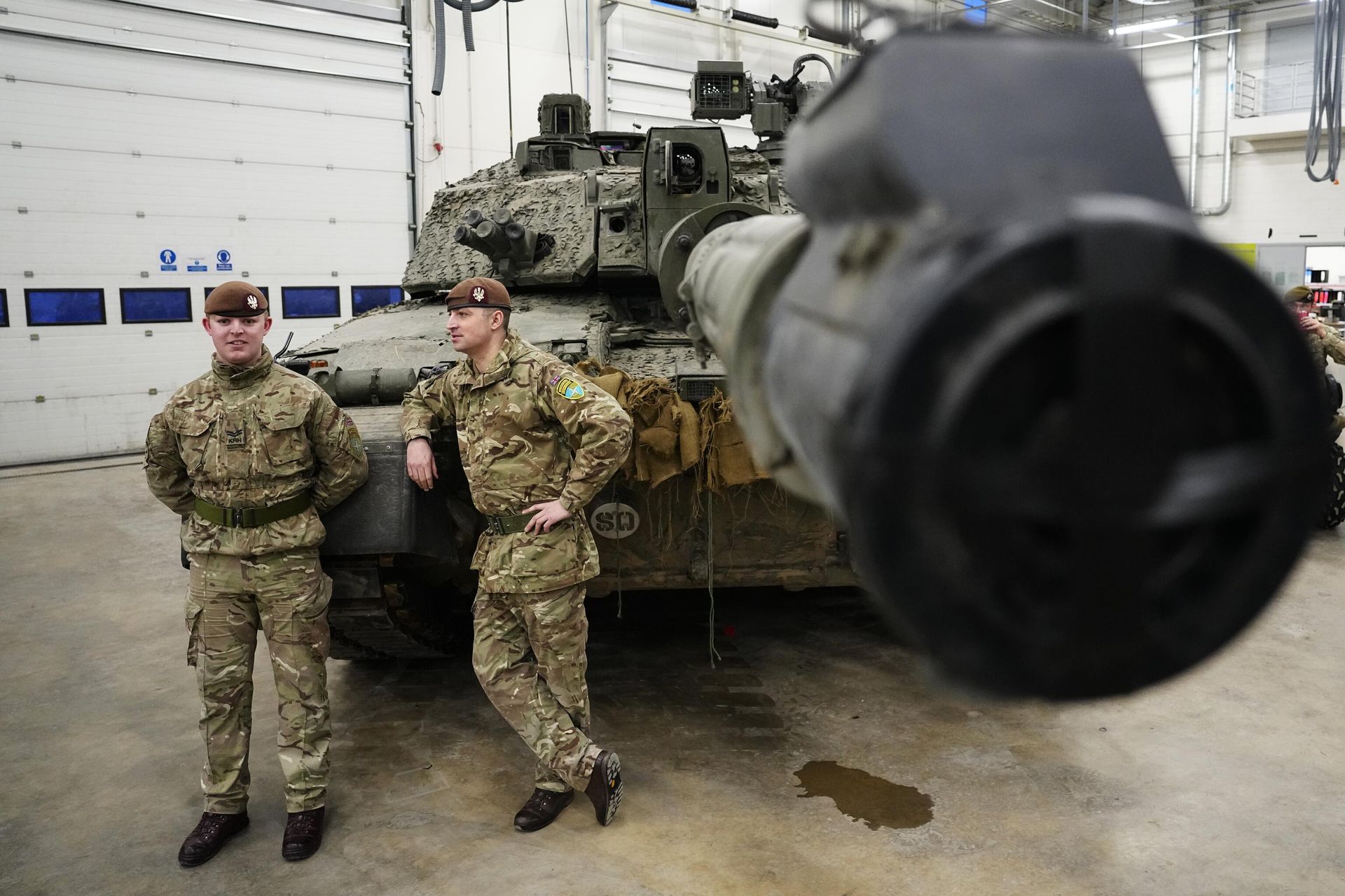 Британские военные стоят рядом с танком Challenger 2 на базе Тапа в Эстонии Британские военные стоят рядом с танком Challenger 2 на базе Тапа в Эстонии - РИА Новости, 1920, 05.09.2023