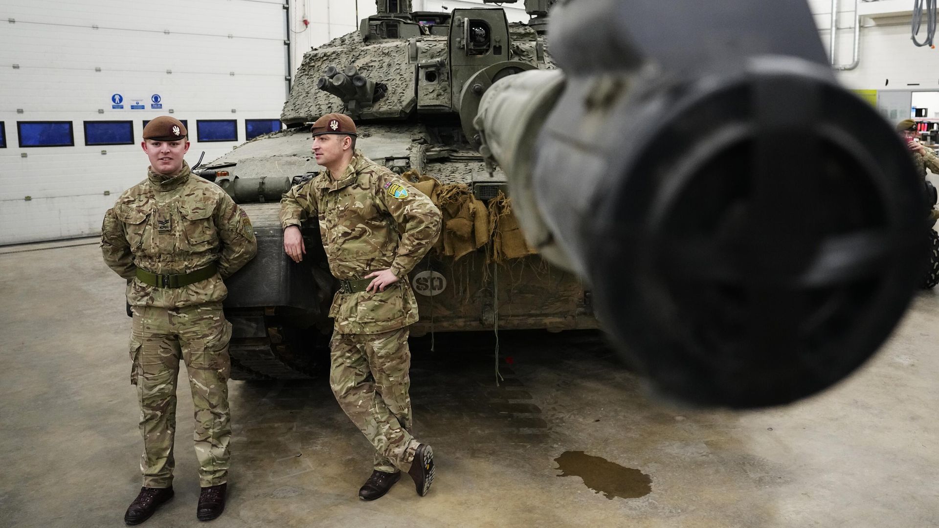 Британские военные стоят рядом с танком Challenger 2 на базе Тапа в Эстонии Британские военные стоят рядом с танком Challenger 2 на базе Тапа в Эстонии - РИА Новости, 1920, 22.03.2023