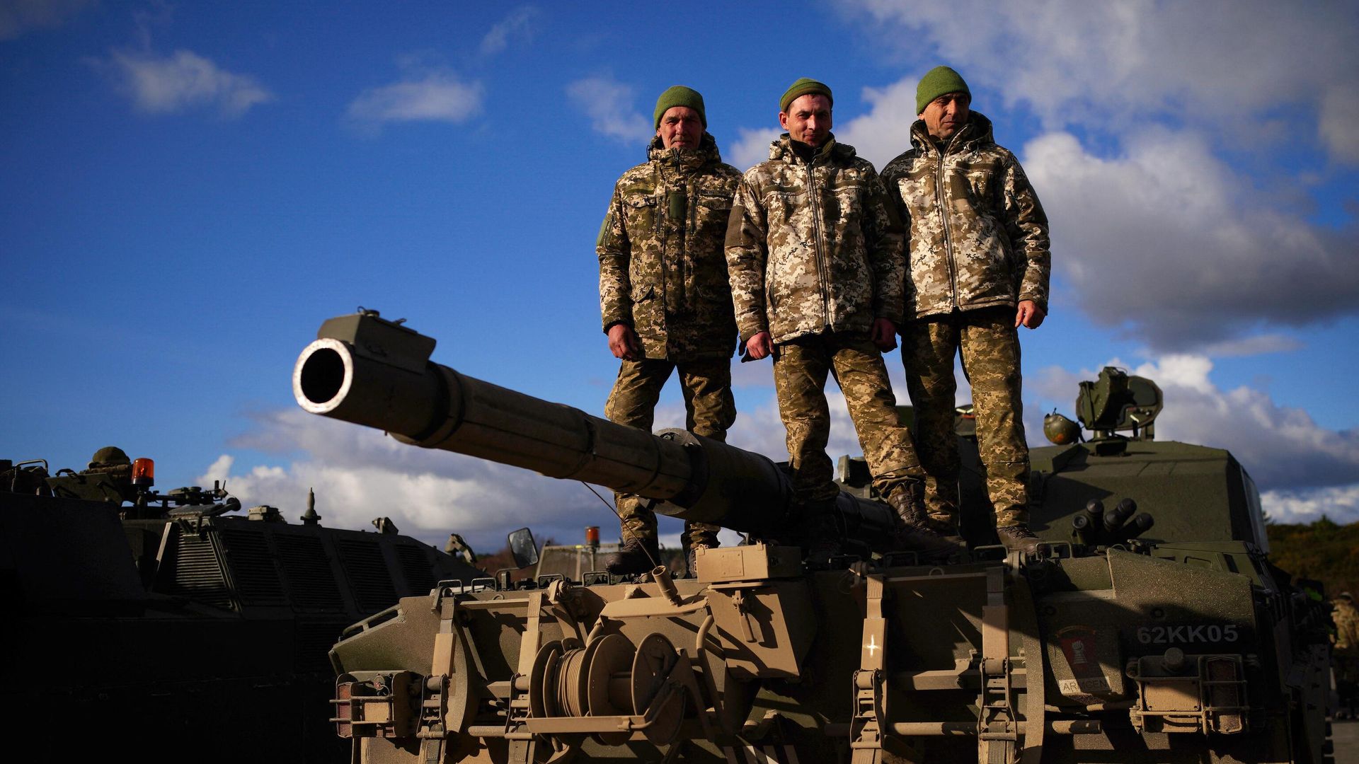 Украинские солдаты на танке Challenger 2 в лагере Бовингтон, Англия Украинские солдаты на танке Challenger 2 в лагере Бовингтон, Англия - РИА Новости, 1920, 22.03.2023