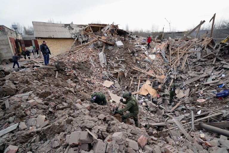 Сотрудники СЦКК фиксируют последствия обстрела со стороны ВСУ Петровского района Донецка Сотрудники СЦКК фиксируют последствия обстрела со стороны ВСУ Петровского района Донецка