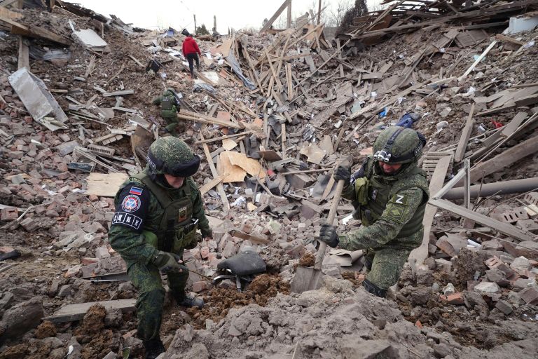 Сотрудники Совместного центра контроля и координации вопросов прекращения огня и стабилизации линии разграничения сторон фиксируют последствия обстрела со стороны ВСУ Петровского района Донецк Сотрудники Совместного центра контроля и координации вопросов прекращения огня и стабилизации линии разграничения сторон фиксируют последствия обстрела со стороны ВСУ Петровского района Донецк