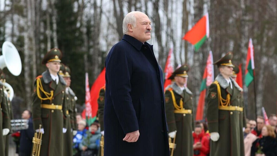 Президент Белоруссии Александр Лукашенко во время посещения мемориального комплекса Хатынь Президент Белоруссии Александр Лукашенко во время посещения мемориального комплекса Хатынь - РИА Новости, 1920, 22.03.2023