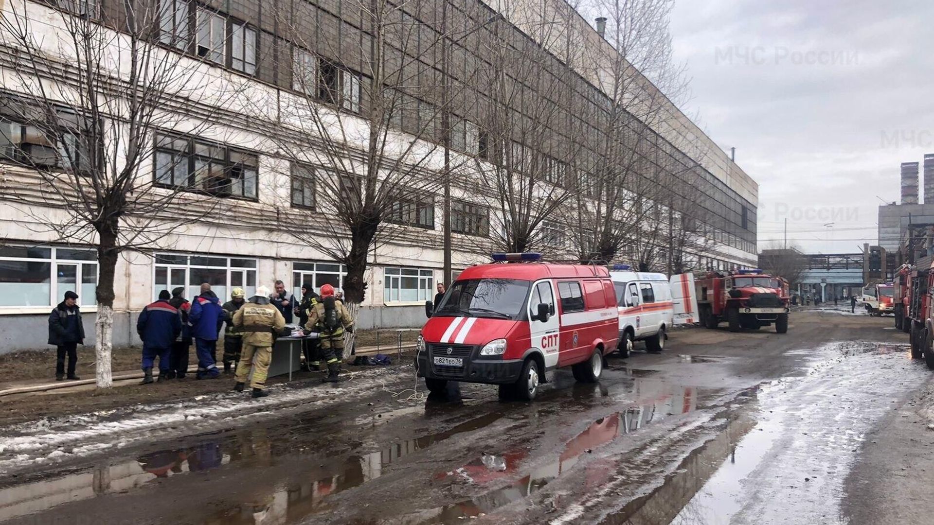 На месте пожара на территории Ярославского моторного завода На месте пожара на территории Ярославского моторного завода - РИА Новости, 1920, 23.03.2023