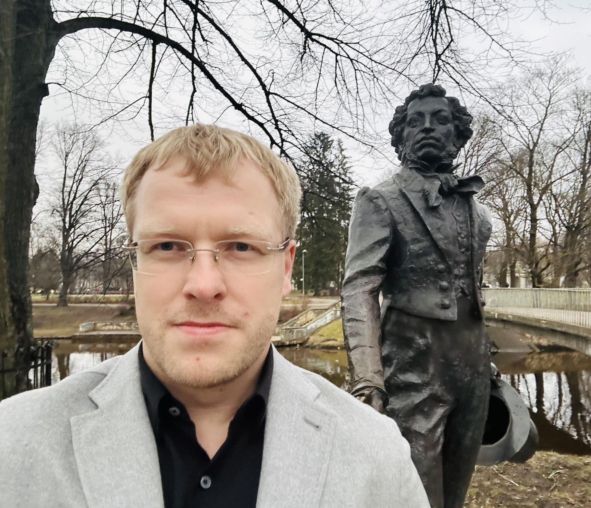 Мэр латвийского Даугавпилса Андрей Элксниньш у памятника русскому поэту Александру Пушкину - РИА Новости, 1920, 23.03.2023