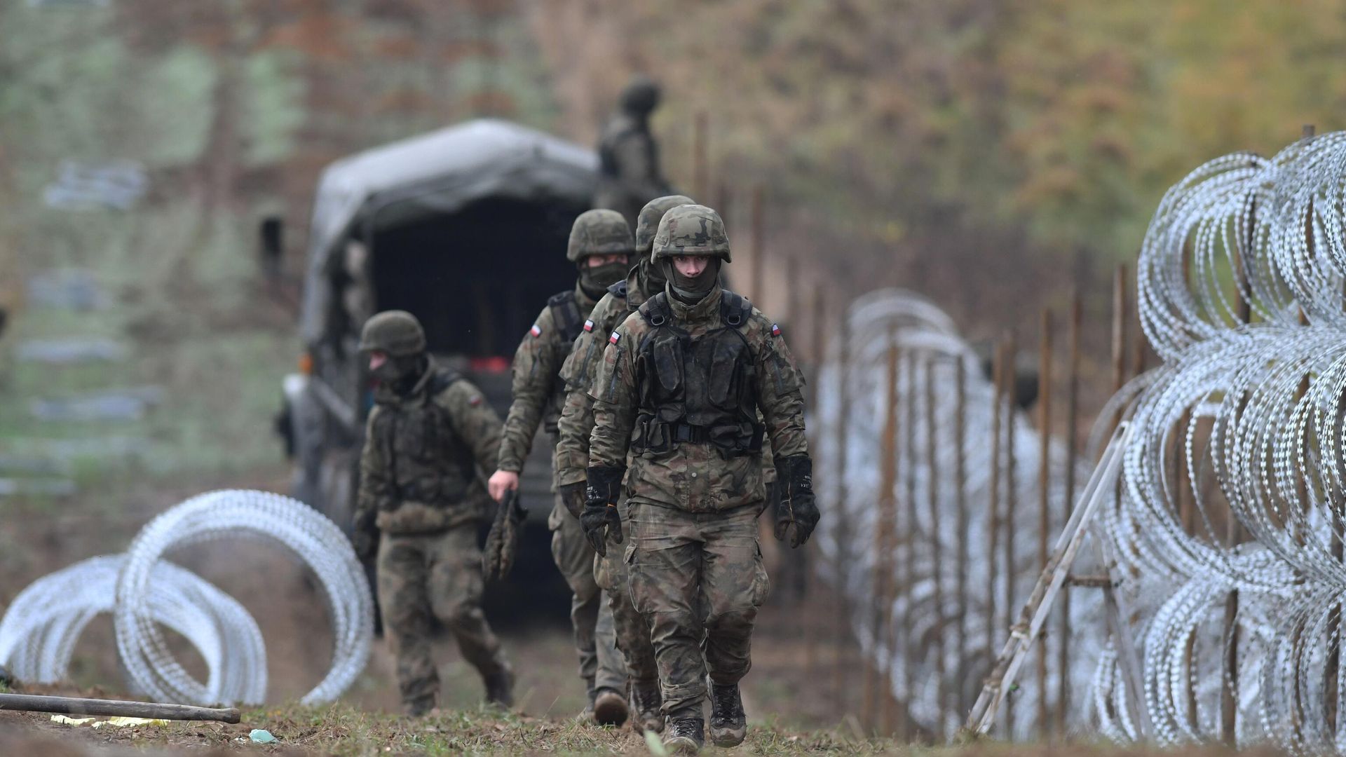 Польские солдаты строят заграждения из колючей проволоки на границе с Калининградской областью - РИА Новости, 1920, 18.04.2023