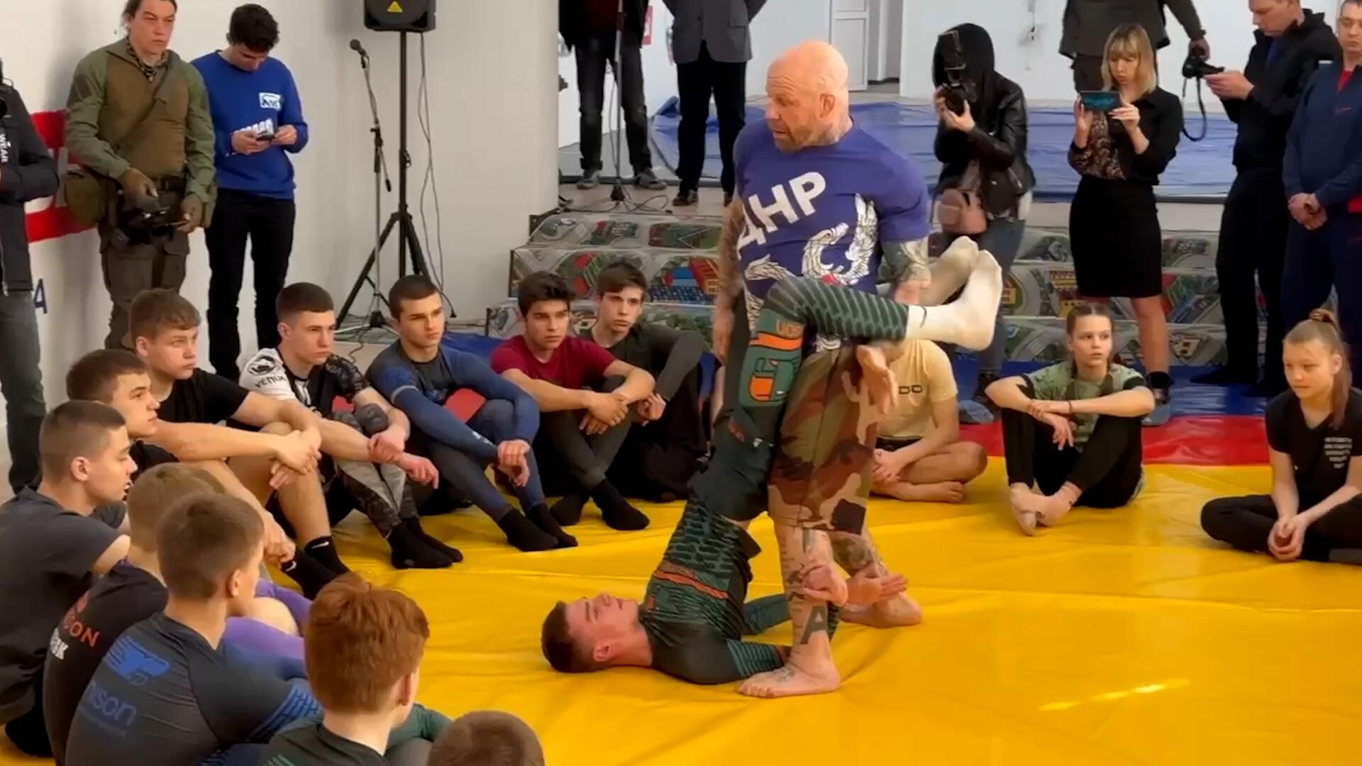 Боец MMA Джефф Монсон на открытии спортзала в Макеевке Боец MMA Джефф Монсон на открытии спортзала в Макеевке - РИА Новости, 1920, 23.03.2023