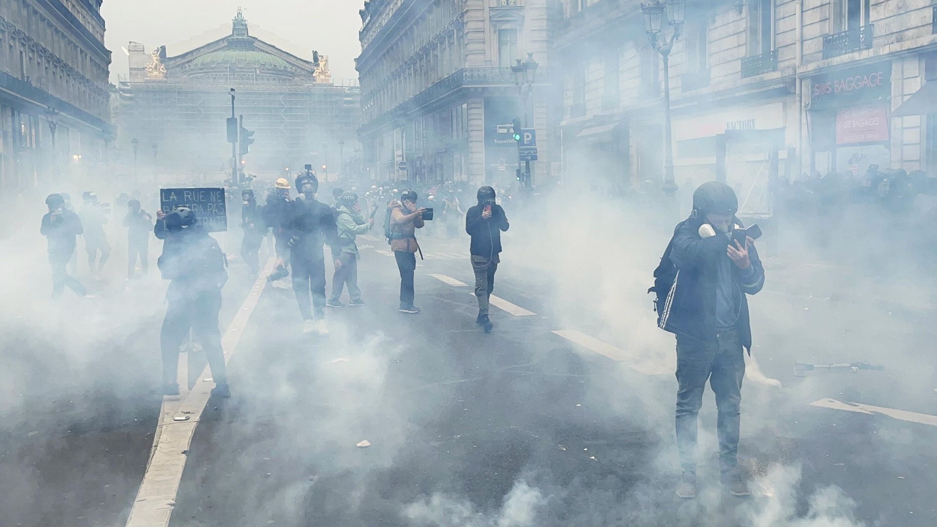Протесты против пенсионной реформы продолжаются в Париже Протесты против пенсионной реформы продолжаются в Париже - РИА Новости, 1920, 13.04.2023