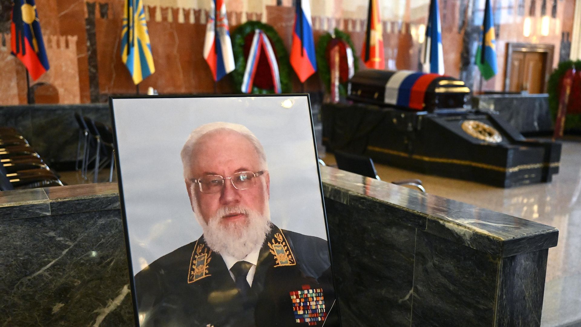 Фотография экс-председателя Центризбиркома Владимира Чурова в траурном зале Федерального военного мемориального кладбища в Мытищах Фотография экс-председателя Центризбиркома Владимира Чурова в траурном зале Федерального военного мемориального кладбища в Мытищах - РИА Новости, 1920, 24.03.2023
