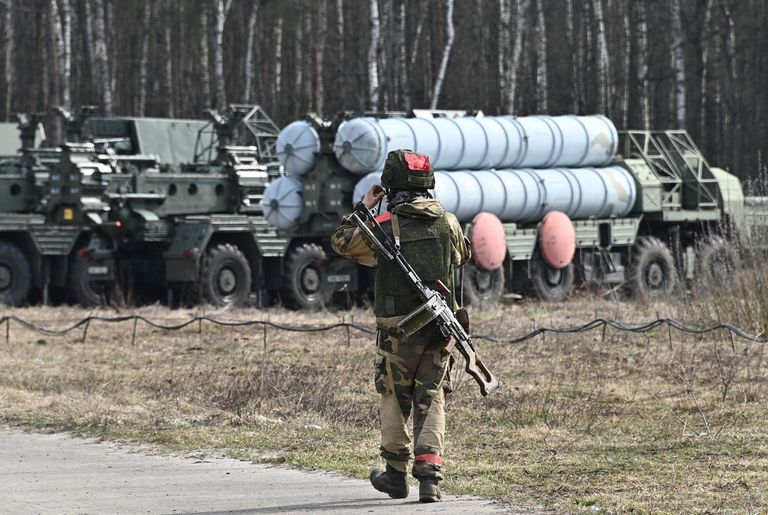 Военнослужащий зенитного ракетного полка, созданного в Лунинецком районе Брестской области для усиления системы ПВО Белоруссии на белорусско-украинской границе Военнослужащий зенитного ракетного полка, созданного в Лунинецком районе Брестской области для усиления системы ПВО Белоруссии на белорусско-украинской границе