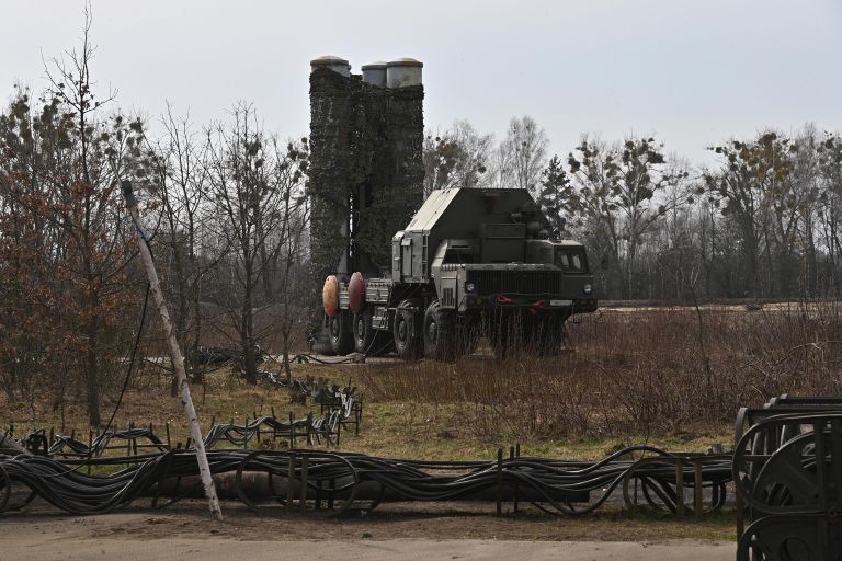 Пусковая установка ЗРК зенитного ракетного полка, созданного в Лунинецком районе Брестской области для усиления системы ПВО Белоруссии на белорусско-украинской границе Пусковая установка ЗРК зенитного ракетного полка, созданного в Лунинецком районе Брестской области для усиления системы ПВО Белоруссии на белорусско-украинской границе